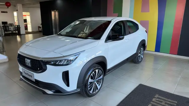Carro Fiat Fastback 2025 Audace T200 Hybrid