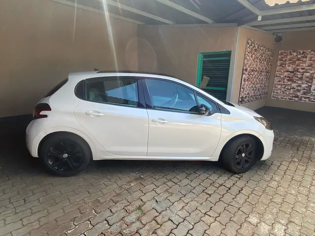 Carro Peugeot 208 2015 Griffe  1.6 16V (Flex) (Aut)