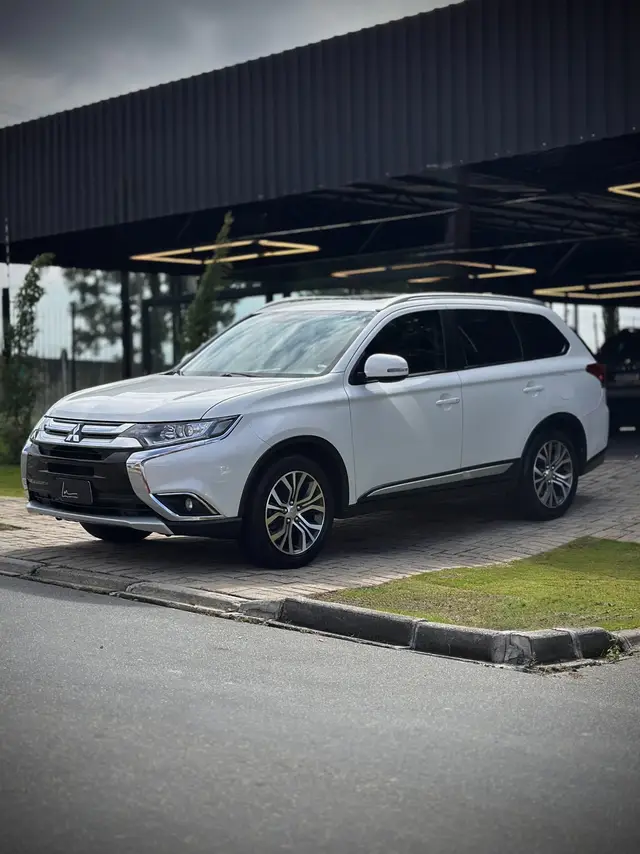 Carro Mitsubishi Outlander 2018 Comfort 2.0 16V (Aut)