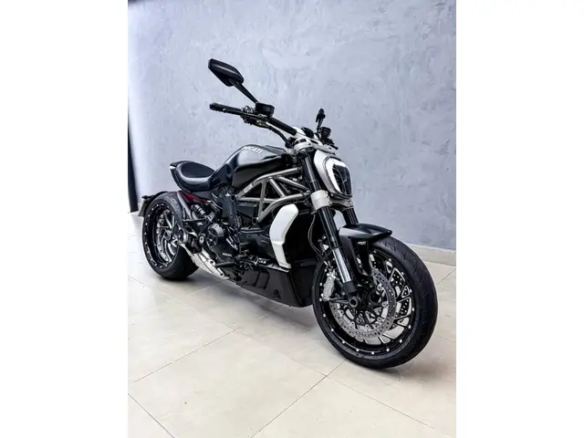Carro Ducati Diavel 2019 1260S