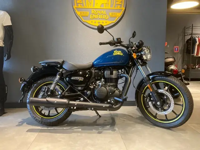 Carro Royal Enfield Meteor 350 2025 Fireball