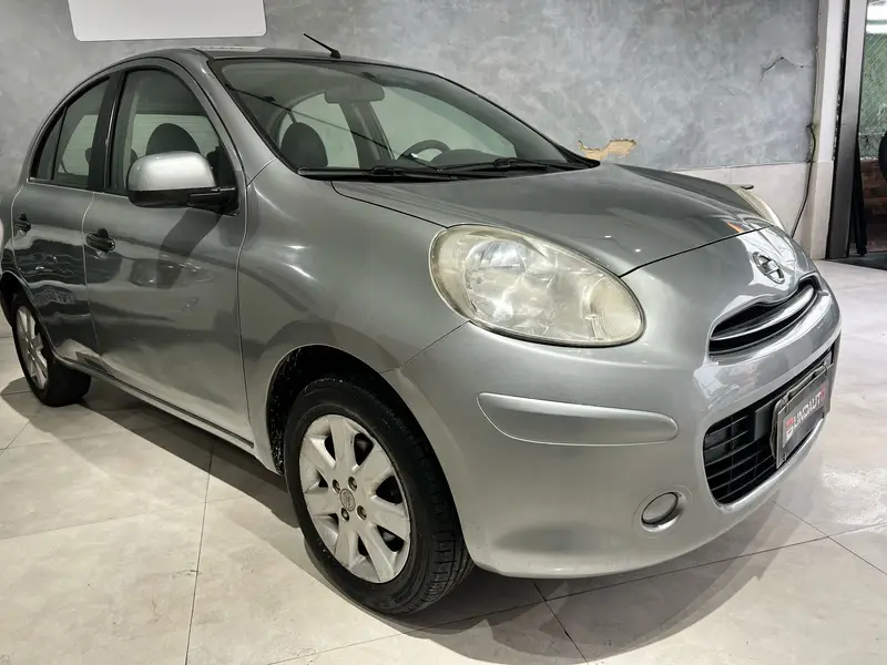Nissan March 1.6 16V SV (Flex)