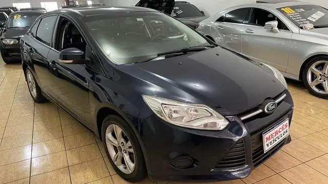 Carro Ford Focus Hatch 2015 SE Plus 2.0 16V PowerShift
