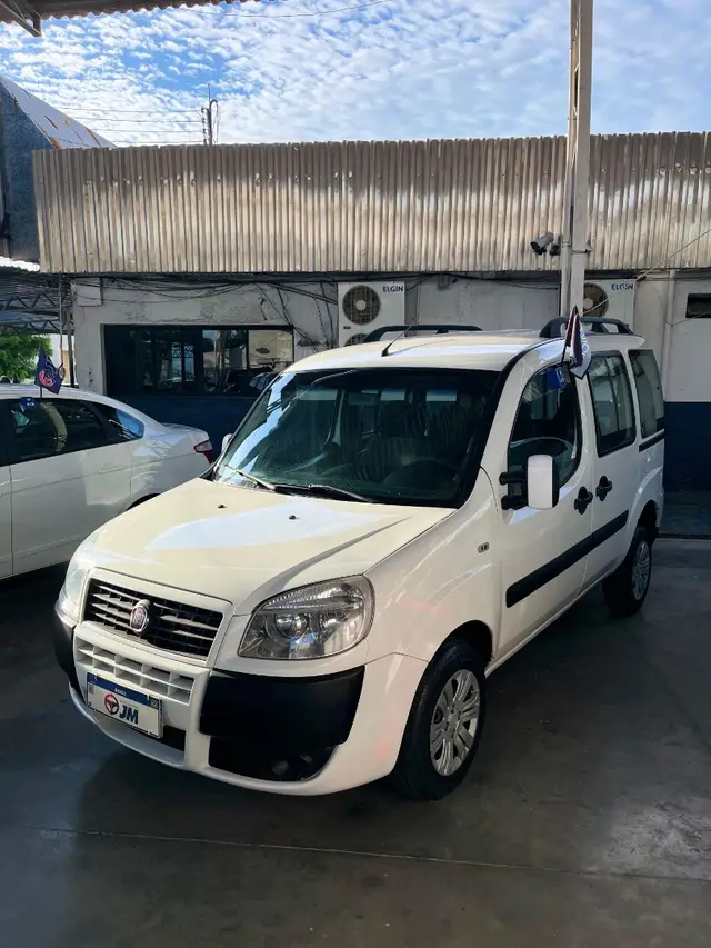 Carro Fiat Doblò 2014 Essence 1.8 16V (Flex)