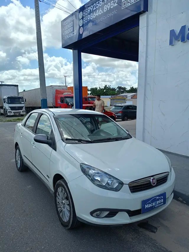 Carro Fiat Grand Siena 2015 ESSENCE ITALIA 1.6 Flex 16V