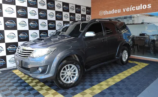 Carro Toyota Hilux SW4 2012 SRV 3.0 4X4 (7 Lugares)