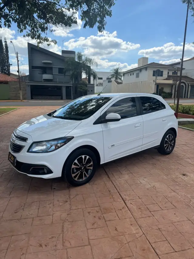 Carro Chevrolet Onix 2014 HATCH LTZ 1.4 8V FlexPower 5p Mec.