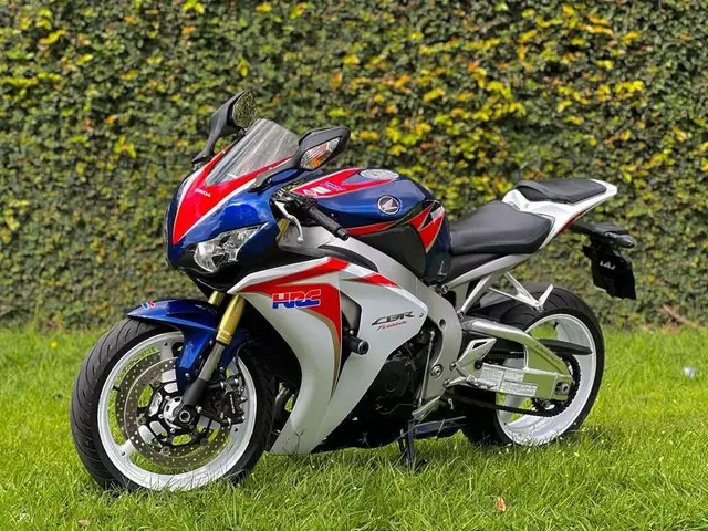 Carro Honda CBR 1000RR 2011 Fireblade (ABS)