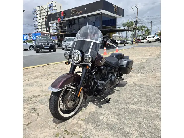 Carro Harley-Davidson Heritage 2018 CLASSIC FLHC/FLHCS