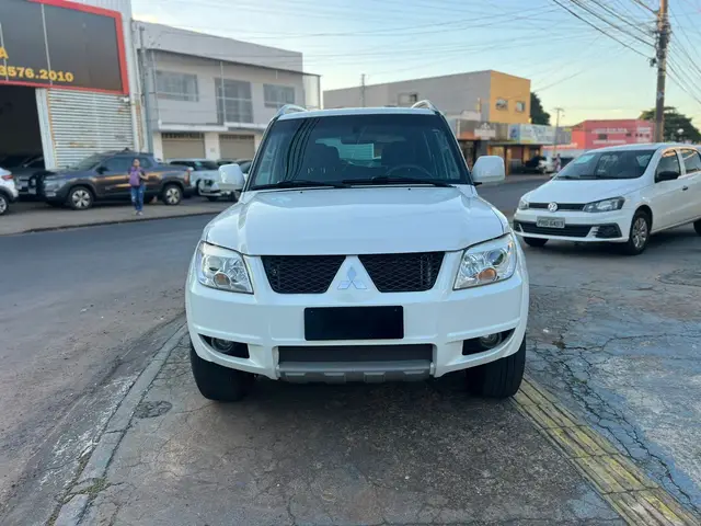 Carro Mitsubishi Pajero TR4 2013 2.0 16V 4x2 (Flex)