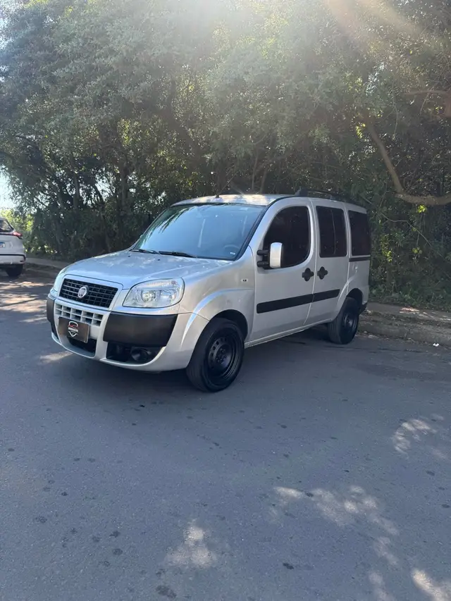 Carro Fiat Doblò 2018 Essence 1.8 5L (Flex)