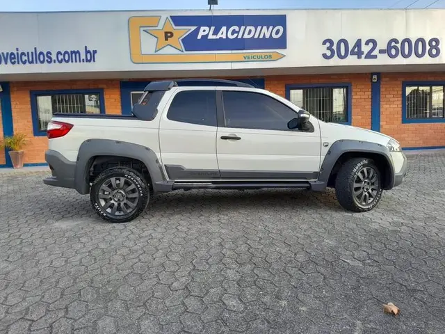 Carro Fiat Strada 2016 Adv. Ext. 1.8 LOCKER Dual.Flex CE