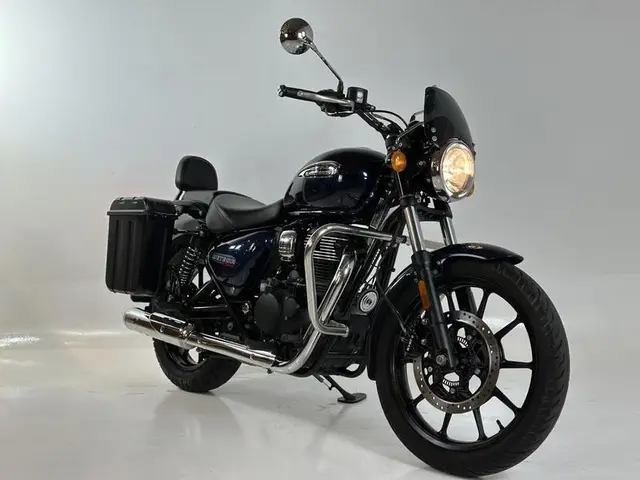 Carro Royal Enfield Meteor 350 2023 Stellar