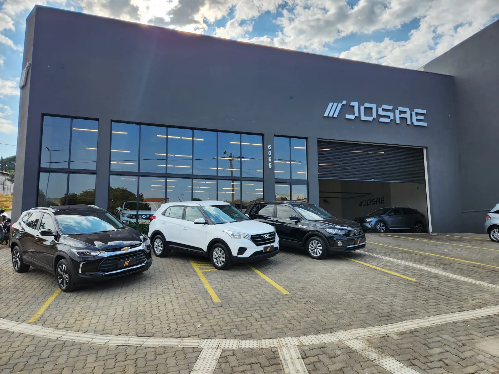 Fachada da loja Veículos à venda em Josae Multimarcas - Franca - SP | Mobiauto