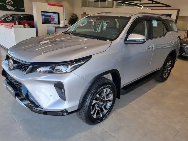 Carro Toyota SW4 2025 SRX Platinum 2.8 Turbodiesel 4x4 (Aut.) (7 Lugares)