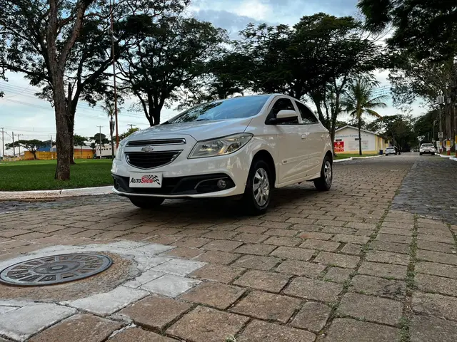 Carro Chevrolet Onix 2014 1.0 LT SPE/4