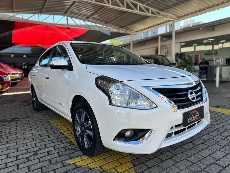 Nissan Versa 1.6 16V SV (Flex)