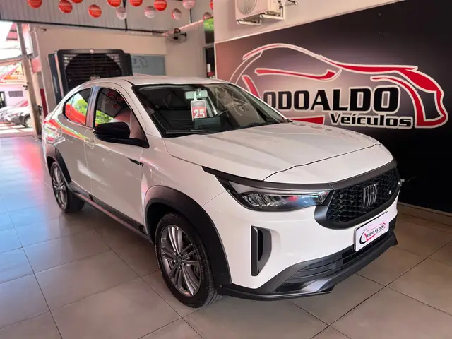 Carro Fiat Fastback 2025 Turbo 200