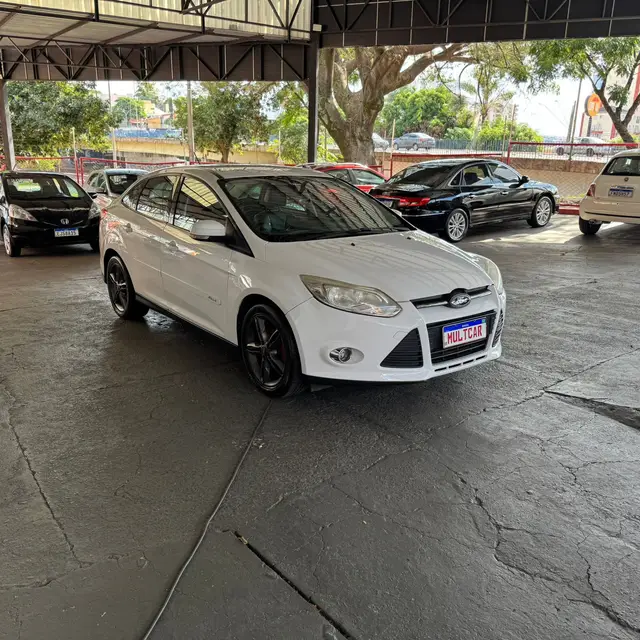 Carro Ford Focus Sedan 2015 SE 2.0 16V PowerShift (Aut)