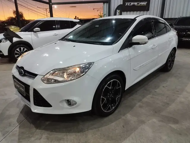 Carro Ford Focus Sedan 2015 Titanium Plus 2.0 16V PowerShift (Aut)
