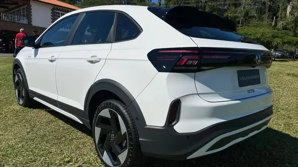 Nova versão esportiva ficou boa de guiar e bem calibrada contra o Fastback Abarth