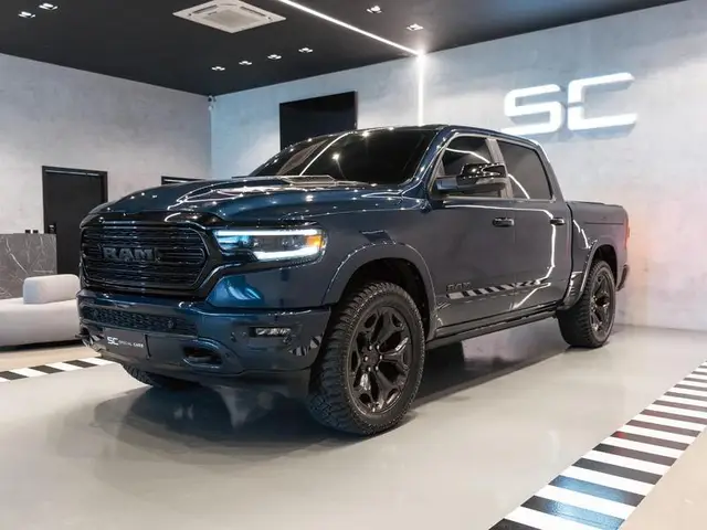 Carro RAM 1500 2023 Limited Night Edition 5.7