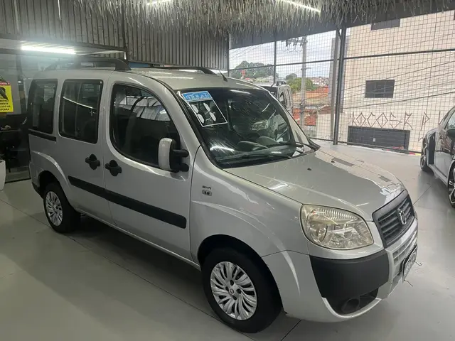 Carro Fiat Doblò 2011 HLX 1.8 16V (Flex)