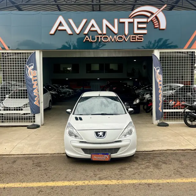 Carro Peugeot 207 2013 Hatch XR 1.4 8V (flex) 2p