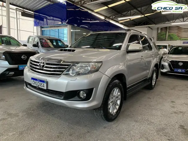 Carro Toyota Hilux SW4 2013 SRV 3.0 4X4 (7 Lugares)
