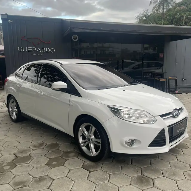 Carro Ford Focus Hatch 2015 SE 1.6 16V TiVCT PowerShift