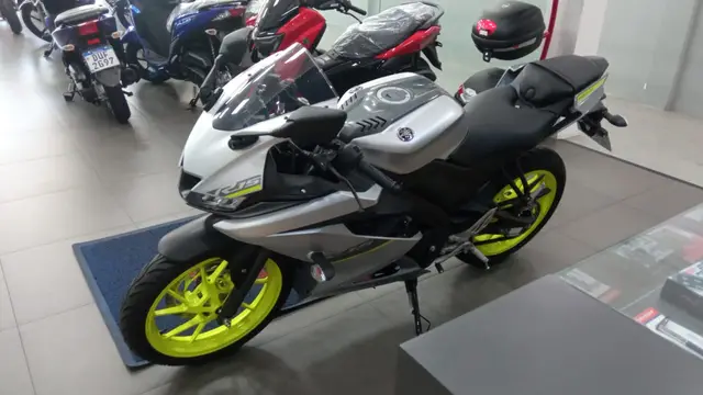 Moto Yamaha YZF R15 2024 ABS