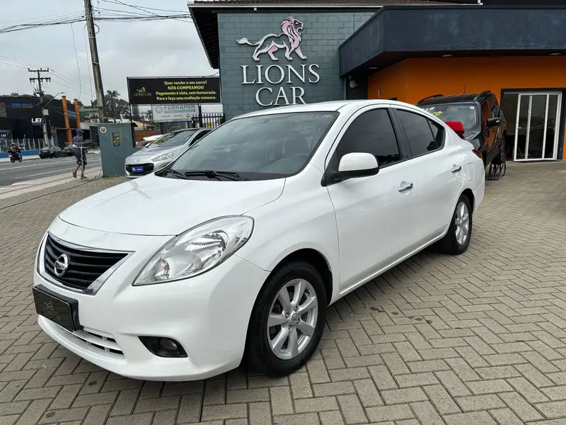 Nissan Versa 1.6 16V SL (Flex)