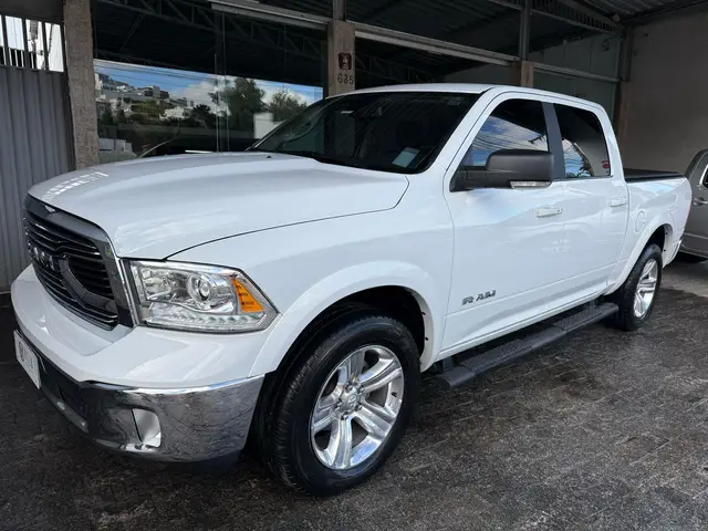 Carro RAM Classic 2023 Laramie 5.7