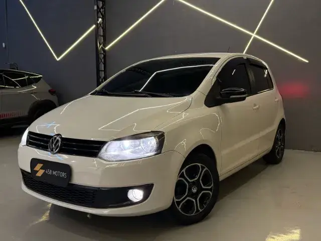 Carro Volkswagen Fox 2014 1.0 TEC Seleção (Flex)
