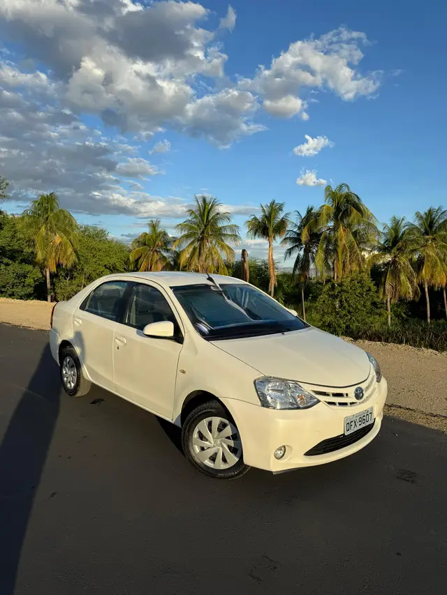 Carro Toyota Etios Sedan 2017 XS 1.5 (Flex)