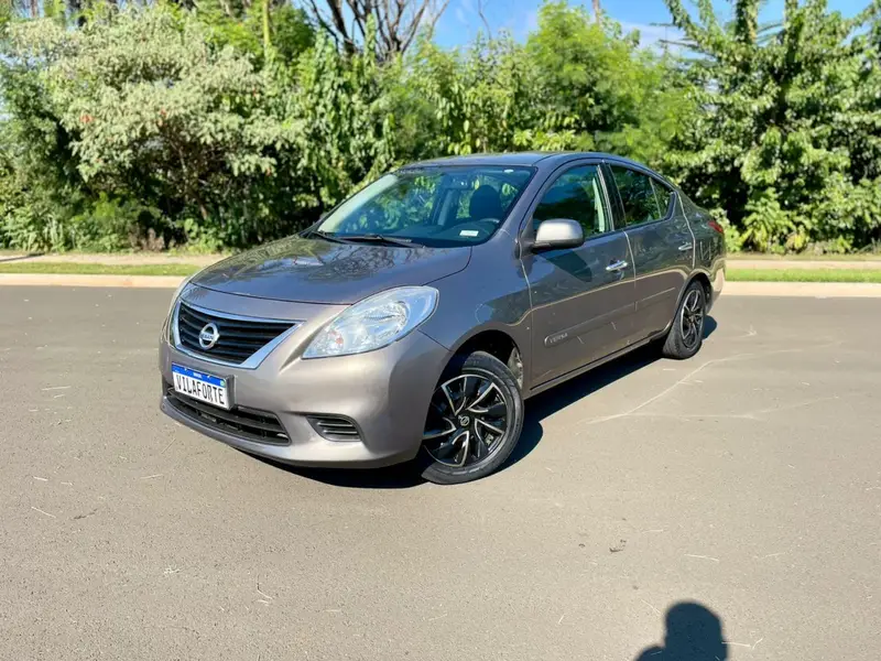 Nissan Versa 1.6 16V SV (Flex)