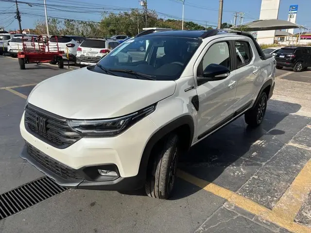 Carro Fiat Strada 2025 Volcano 1.3