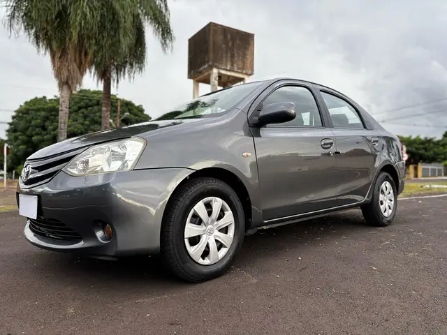 Carro Toyota Etios Sedan 2013 X 1.5 (Flex)