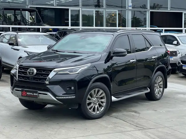 Carro Toyota Hilux SW4 2023 SRX 2.8 turbodiesel 7L 4x4 (Aut)