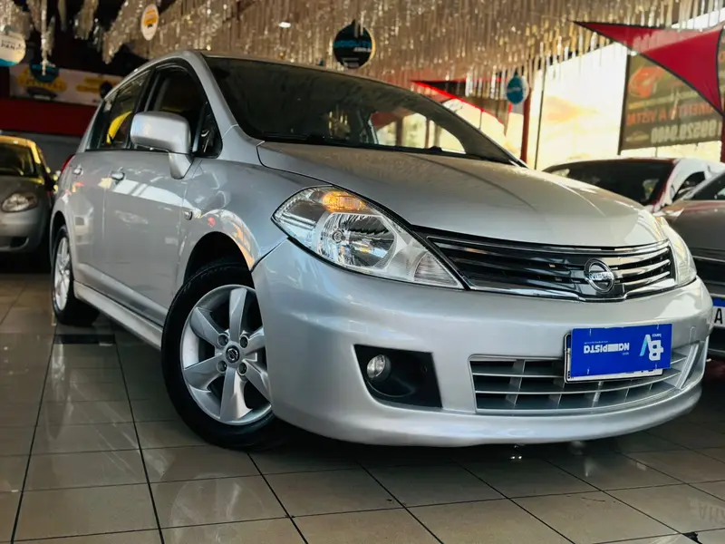 Nissan Tiida SL 1.8 (flex) (aut)
