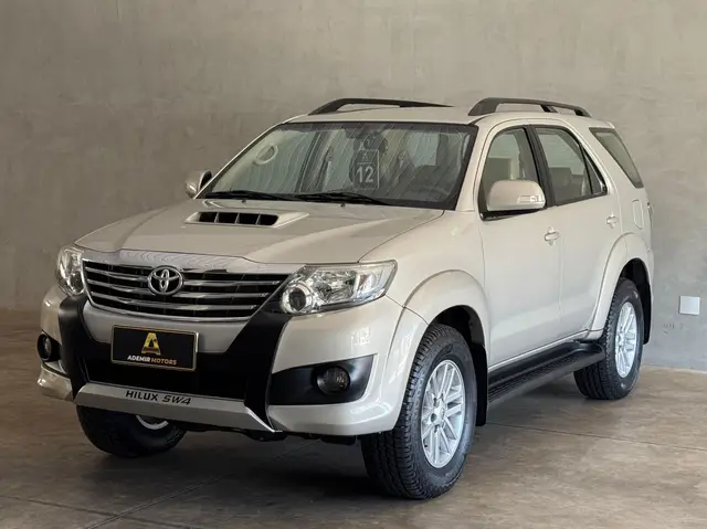 Carro Toyota Hilux SW4 2012 3.0 TDI 4x4 SR 5L (Aut)