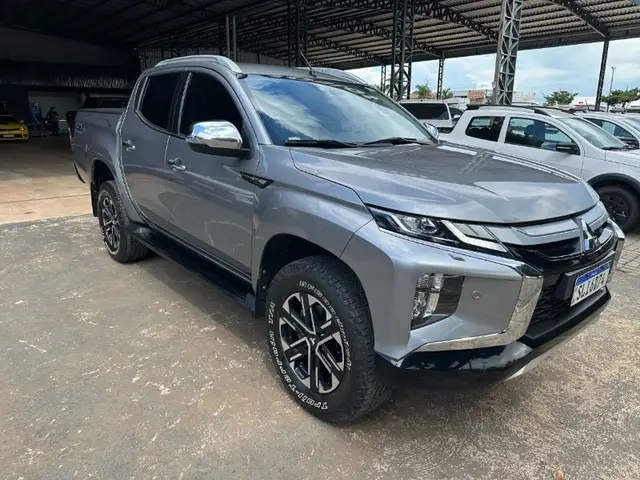 Carro Mitsubishi Triton 2025 HPE-S