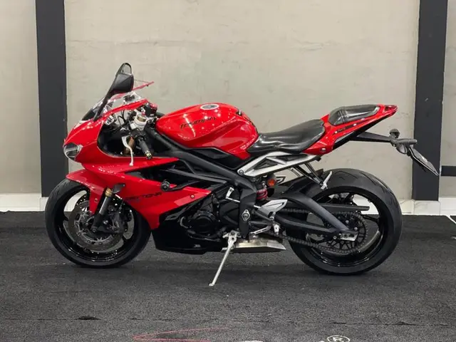 Carro Triumph Daytona 2014 675i