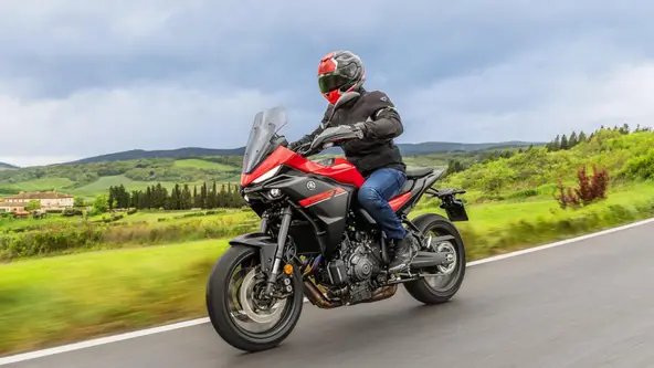 Atualização no motor atende normas ambientais mais rígidas e posição de pilotagem mudou
