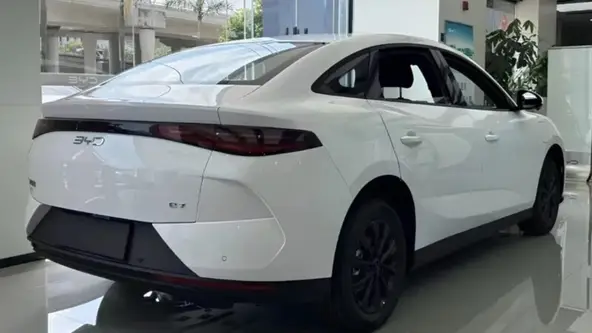 Com mais espaço interno que Corolla, o sedan ainda oferece 528 litros de porta-malas