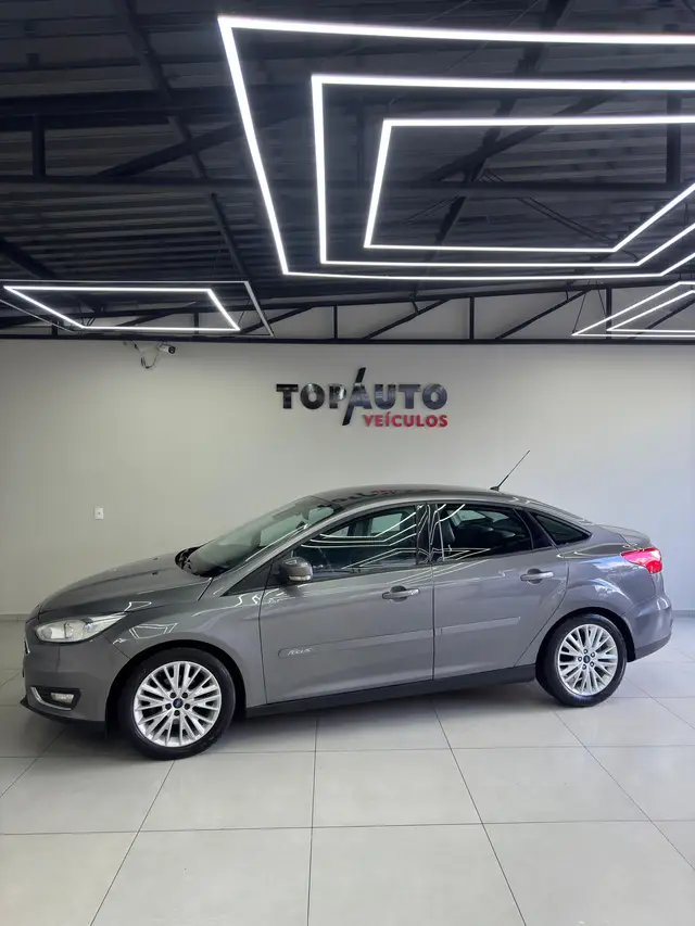 Carro Ford Focus Hatch 2016 SE Plus 2.0 PowerShift