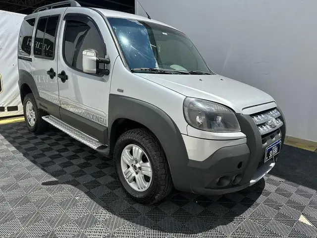 Carro Fiat Doblò 2013 Adventure 1.8 16V (Flex)
