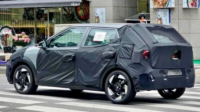 Novo Hyundai HB20: próxima geração é flagrada e pode reviver meme do passado