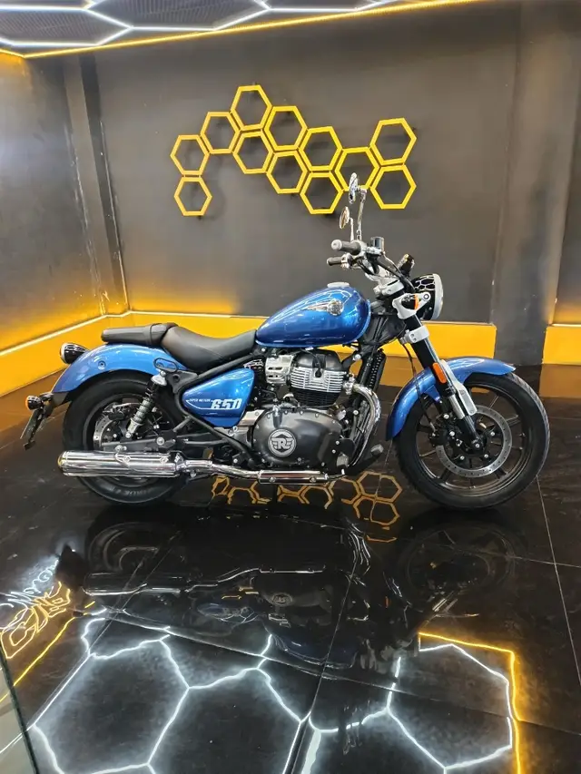 Carro Royal Enfield Super Meteor 2025 Astral