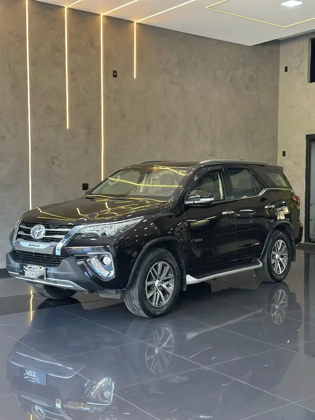 Carro Toyota SW4 2017 2.8 TDI SRX 5L 4x4 (Aut)